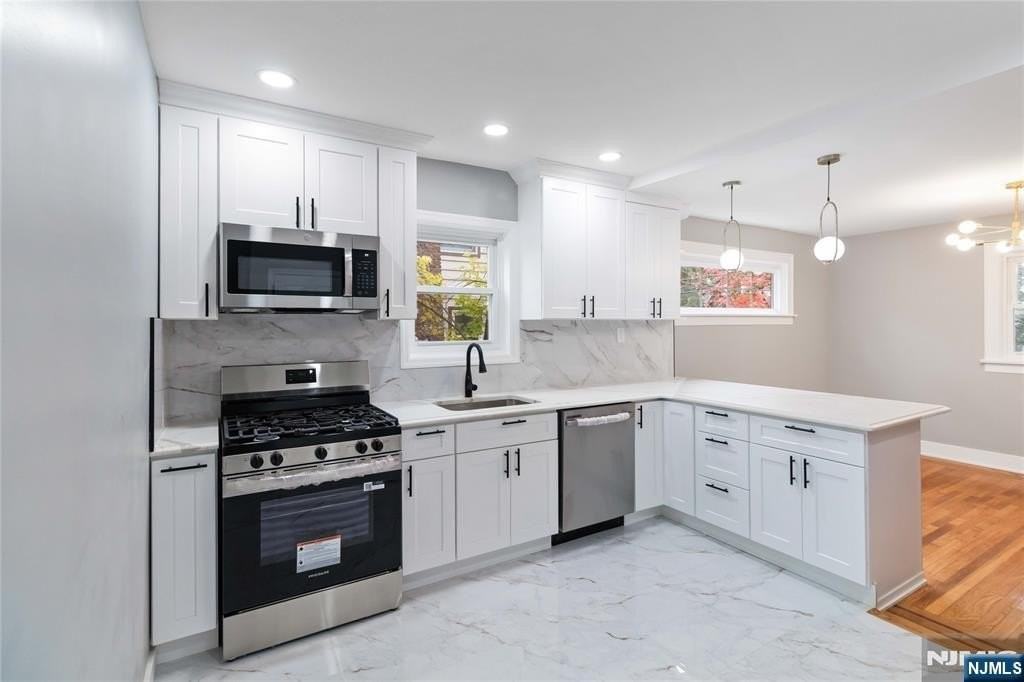 451 Sagamore Ave - Photo 5 of 35