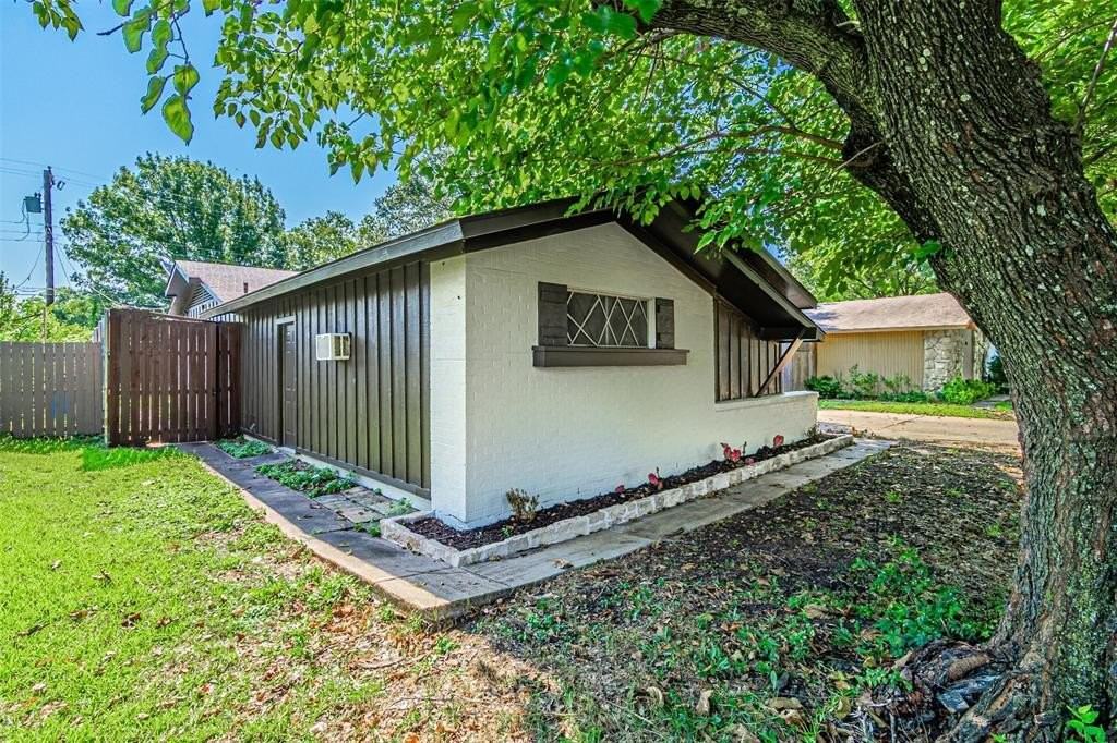 1018 Mccallum Dr - Photo 3 of 36