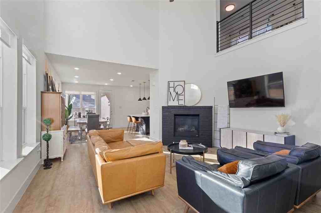 12301 Penson St - Photo 5 of 31