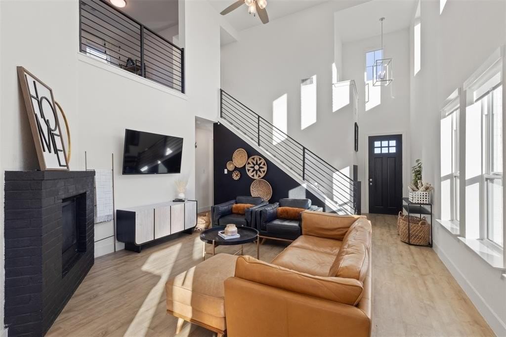 12301 Penson St - Photo 7 of 31