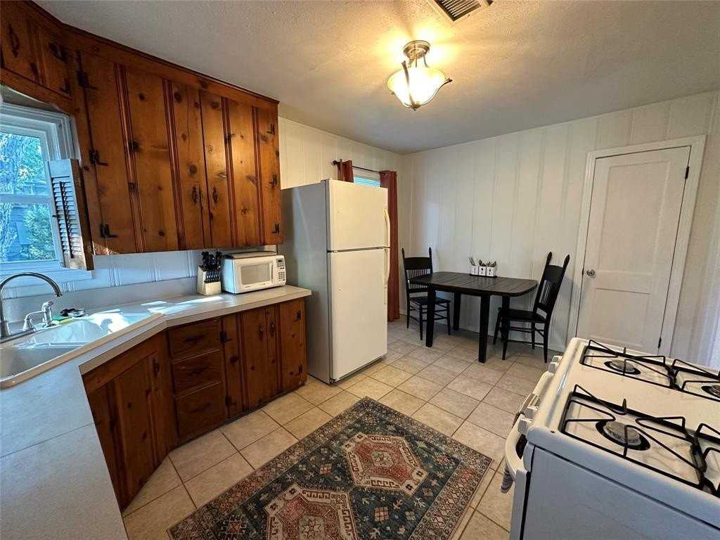 501 N Travis St - Photo 2 of 9