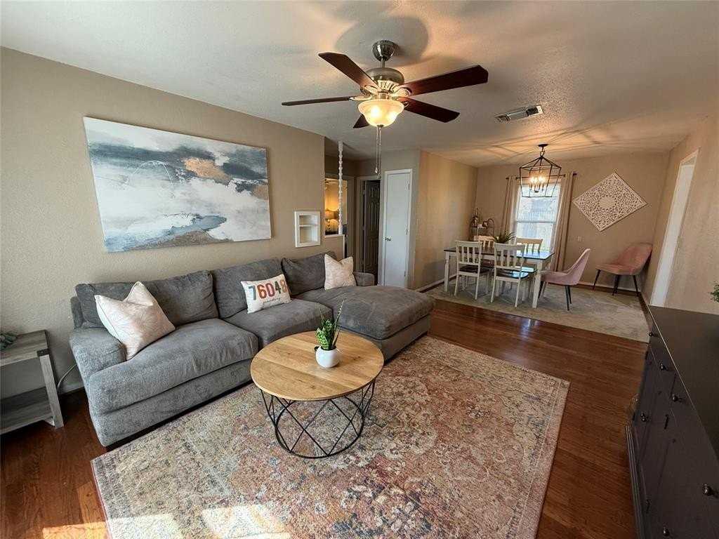 501 N Travis St - Photo 3 of 9