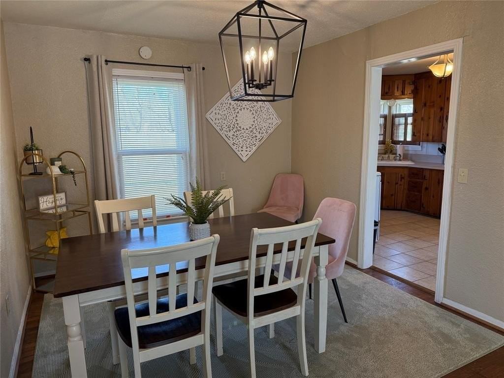 501 N Travis St - Photo 6 of 9