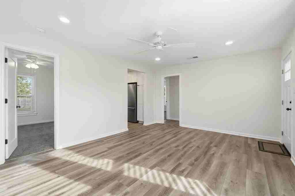 242 College Dr - Photo 5 of 26