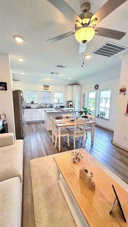 4717 Kindred St - Photo 3 of 10