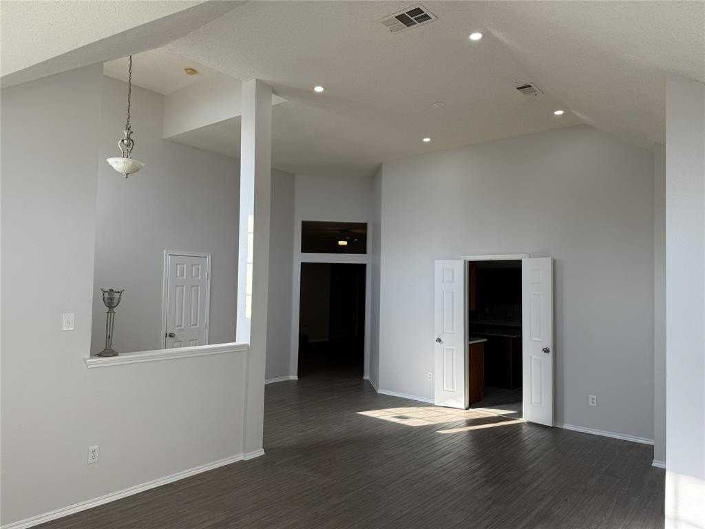 2857 Hampshire Ln - Photo 4 of 27