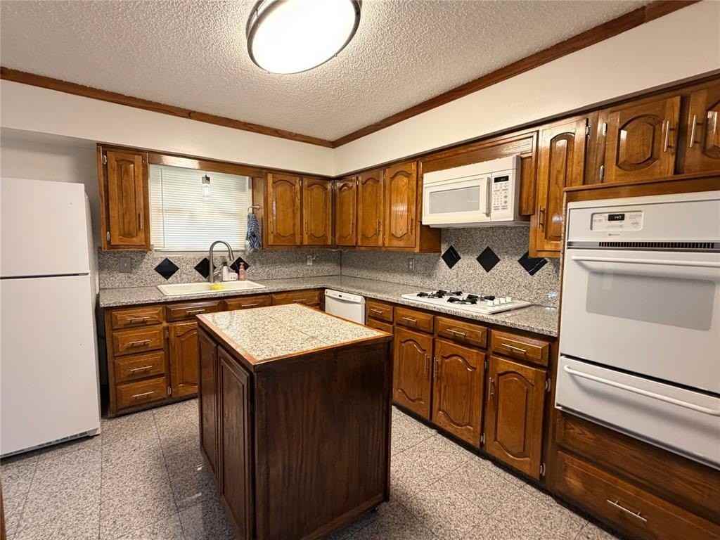 1226 Linkwood Ln - Photo 6 of 20