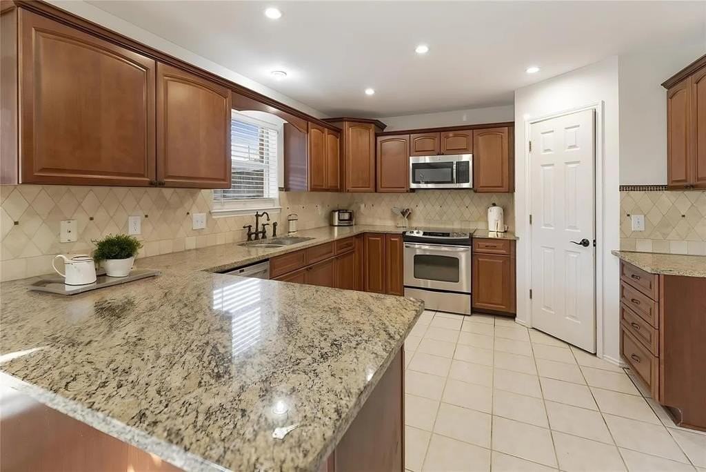 813 Silverbrook Dr - Photo 6 of 23