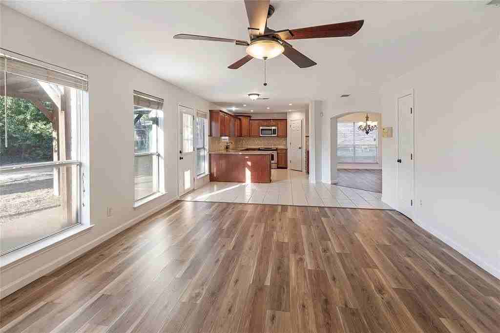 813 Silverbrook Dr - Photo 7 of 23