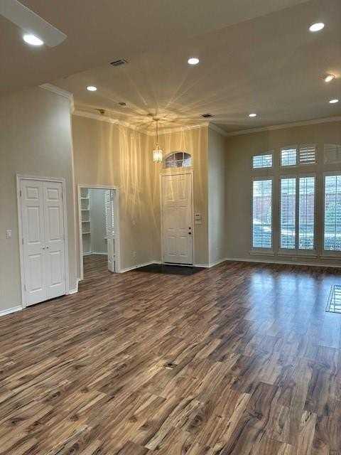 6060 Thursby Ave - Photo 5 of 24