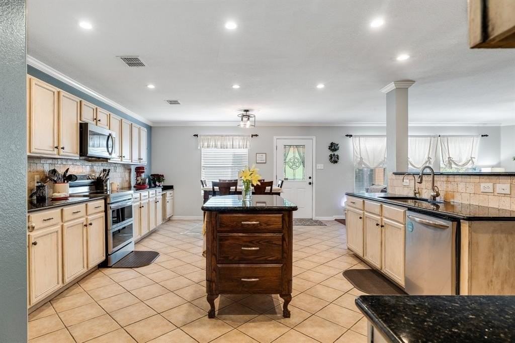 3516 Bluff Creek Ln - Photo 6 of 35