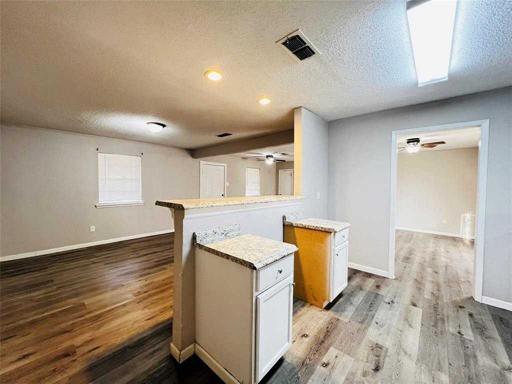 215 Birdwell Rd - Photo 4 of 17