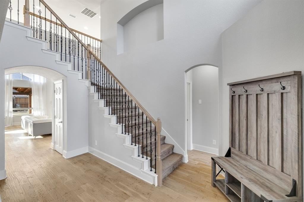 5629 Hampshire Dr - Photo 3 of 40