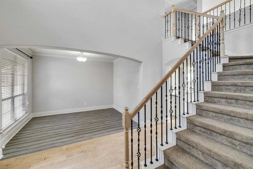 5629 Hampshire Dr - Photo 4 of 40