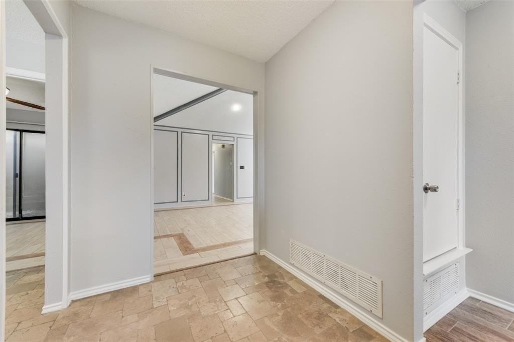 2801 Hickory Bend Dr - Photo 4 of 25