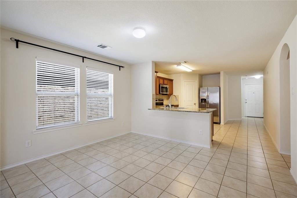 910 Amber St - Photo 3 of 21