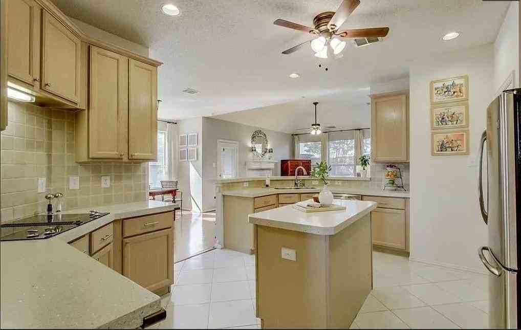 120 Stonecreek Dr - Photo 3 of 8