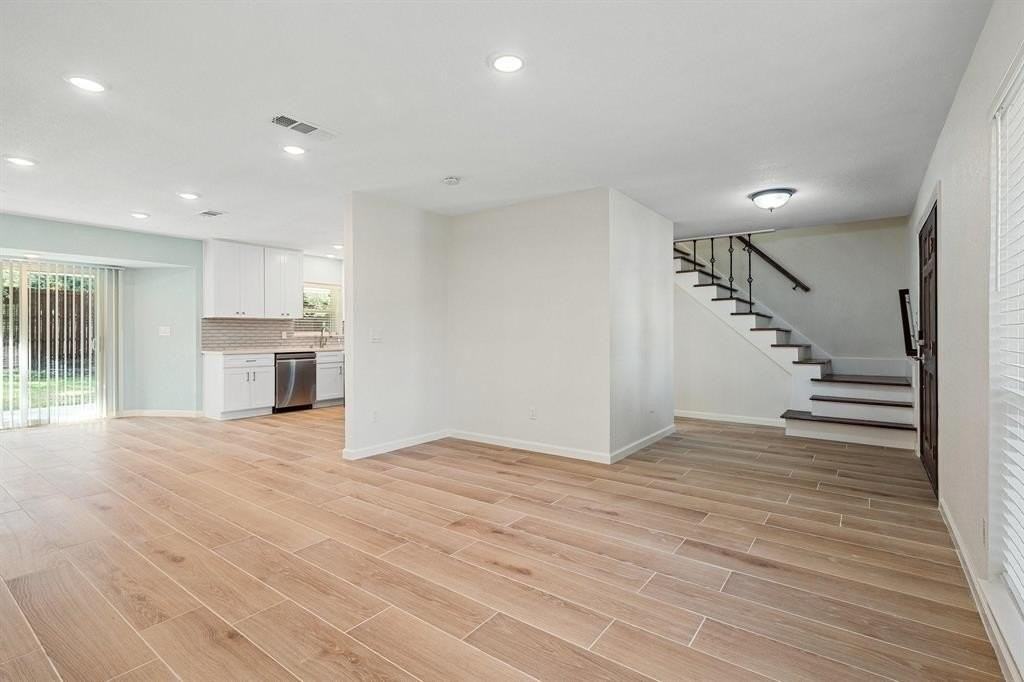 2101 Country Dell Dr - Photo 2 of 32