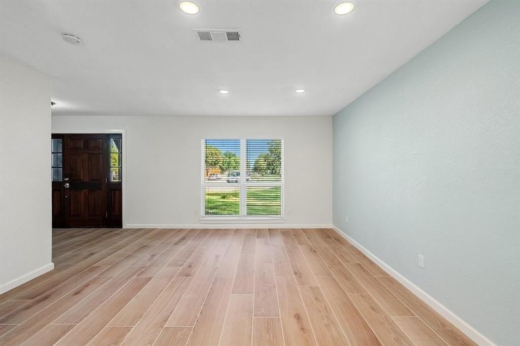 2101 Country Dell Dr - Photo 5 of 32