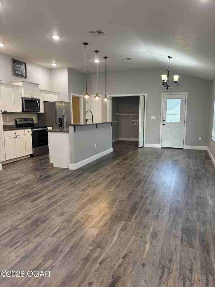 825 N Hall St - Photo 4 of 13