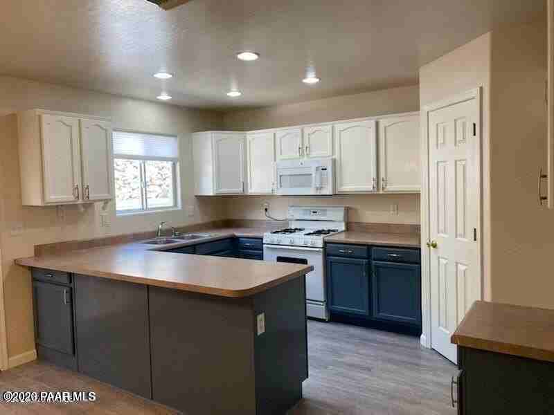 1273 N Barzona Ave Apt B #B - Photo 2 of 6