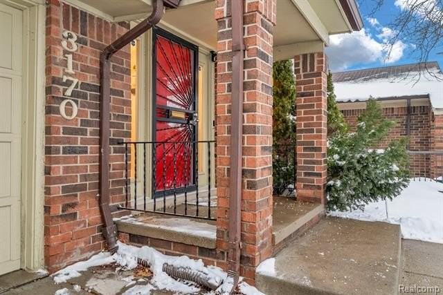 3170 Woods Cir - Photo 3 of 40