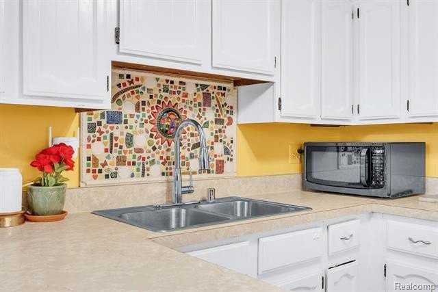 3170 Woods Cir - Photo 7 of 40