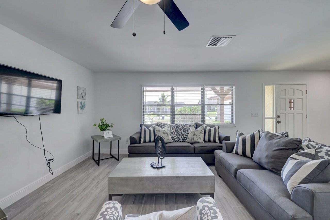 543 Se Greenway Ter - Photo 2 of 21