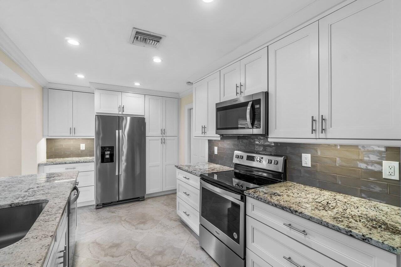 2096 Sw 13th Ter - Photo 4 of 39