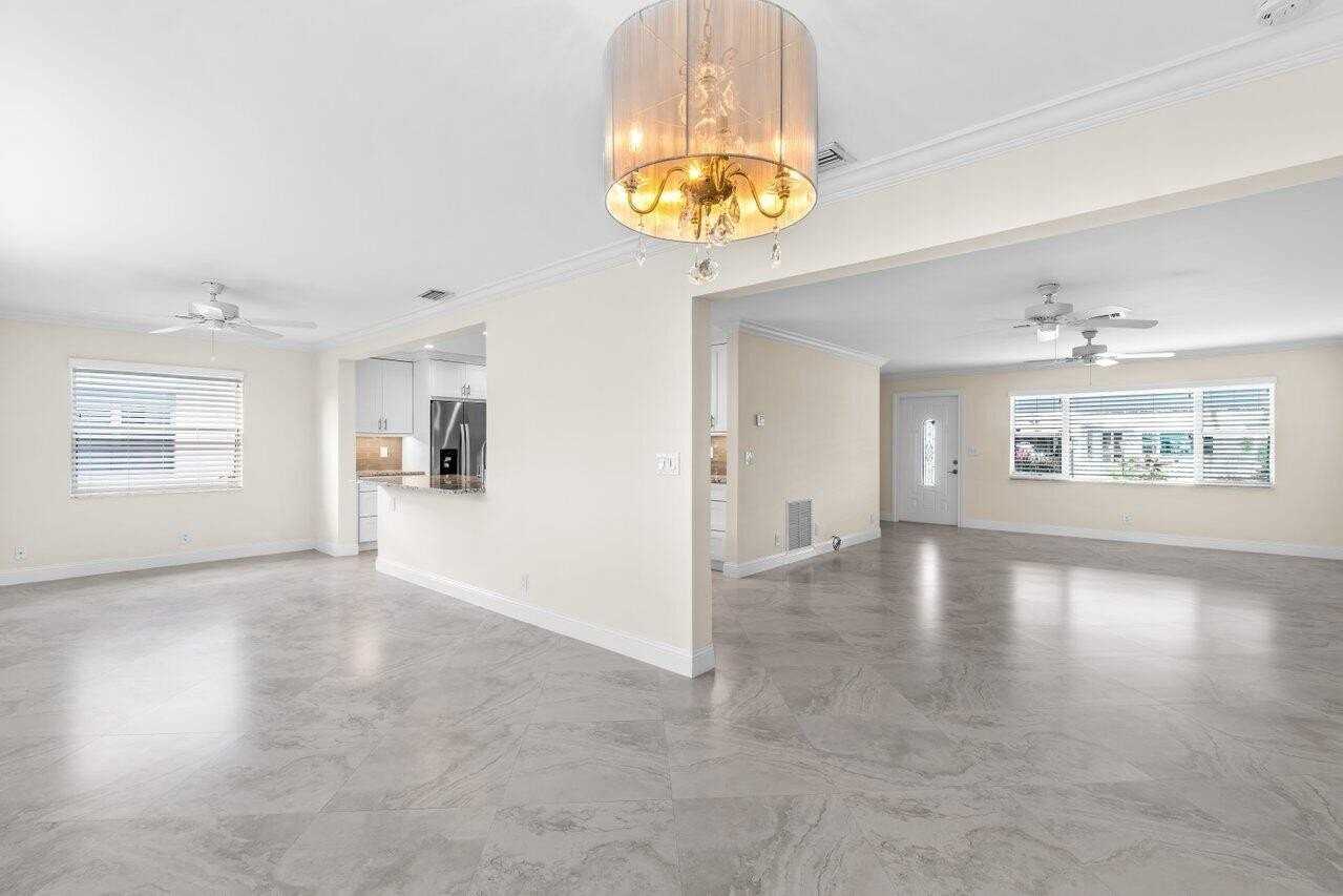 2096 Sw 13th Ter - Photo 7 of 39