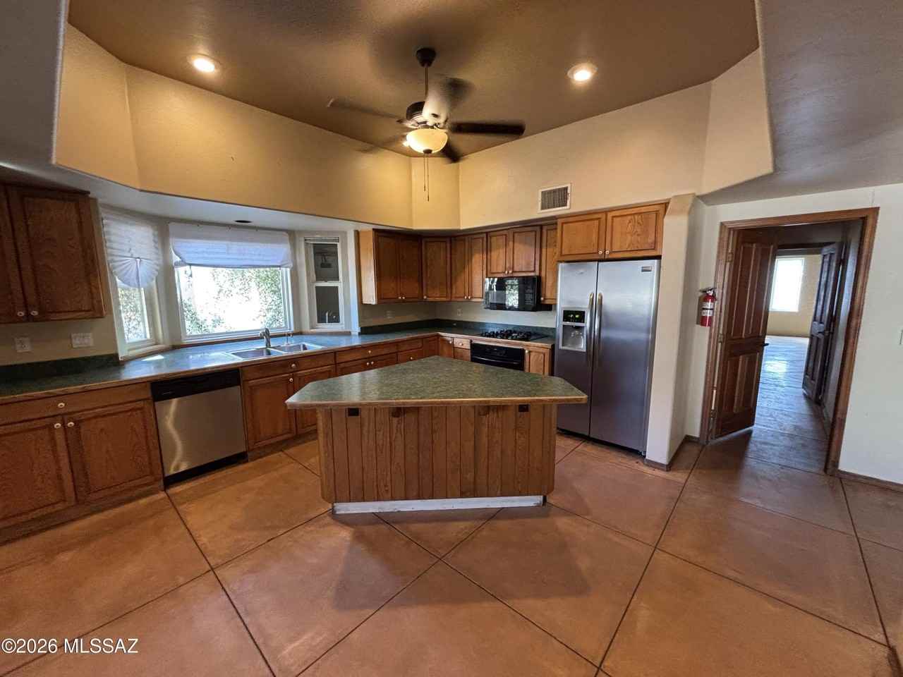 1701 E Lind Rd - Photo 7 of 38