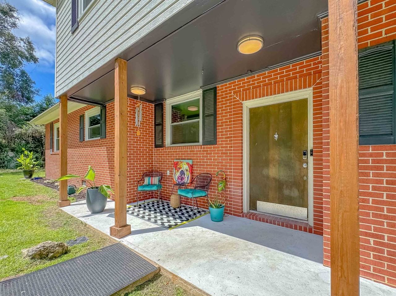 1044 Seminole Dr - Photo 3 of 50