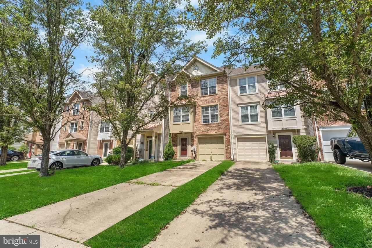 2204 Commissary Cir - Photo 3 of 32