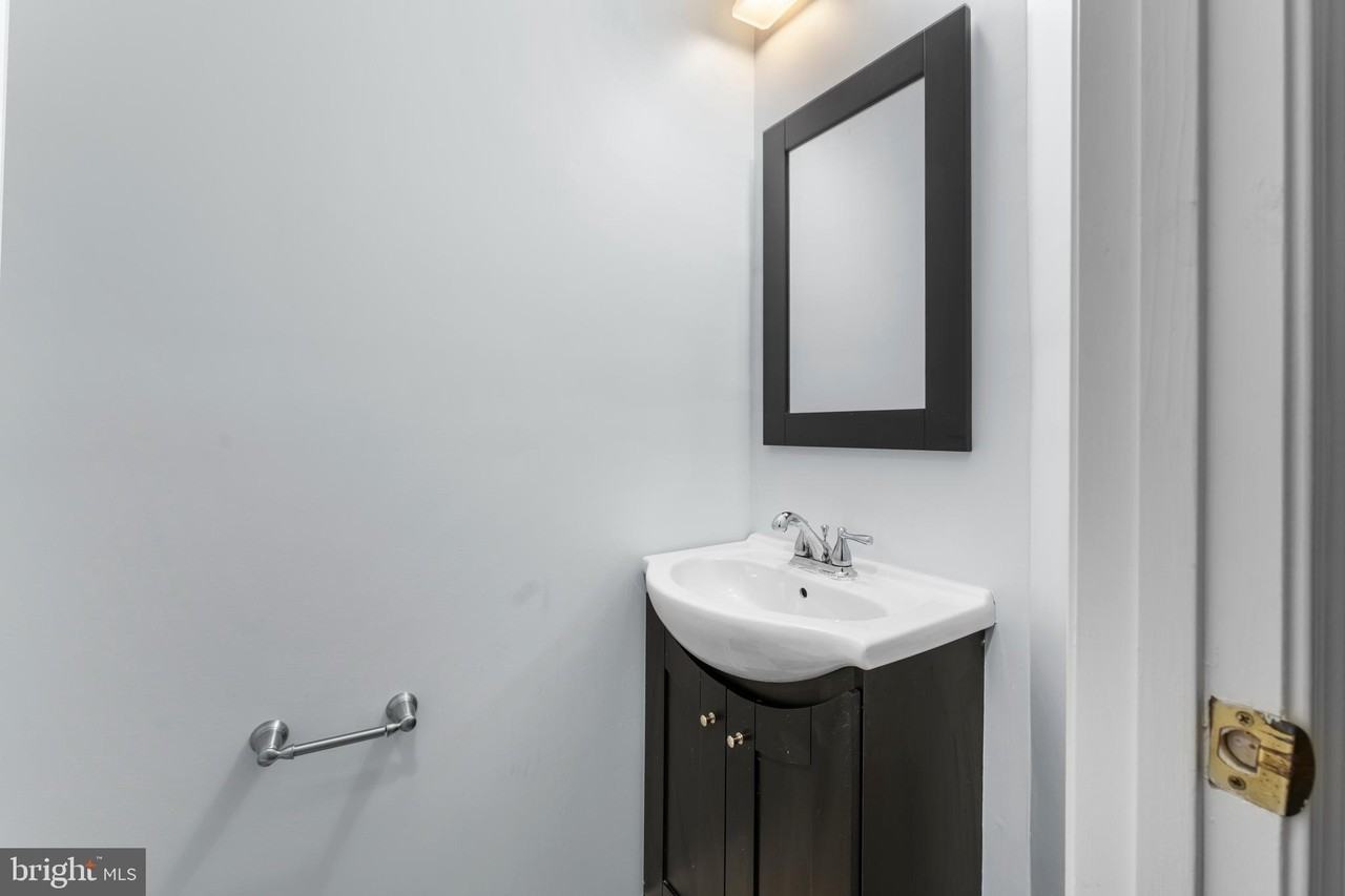 2204 Commissary Cir - Photo 5 of 32