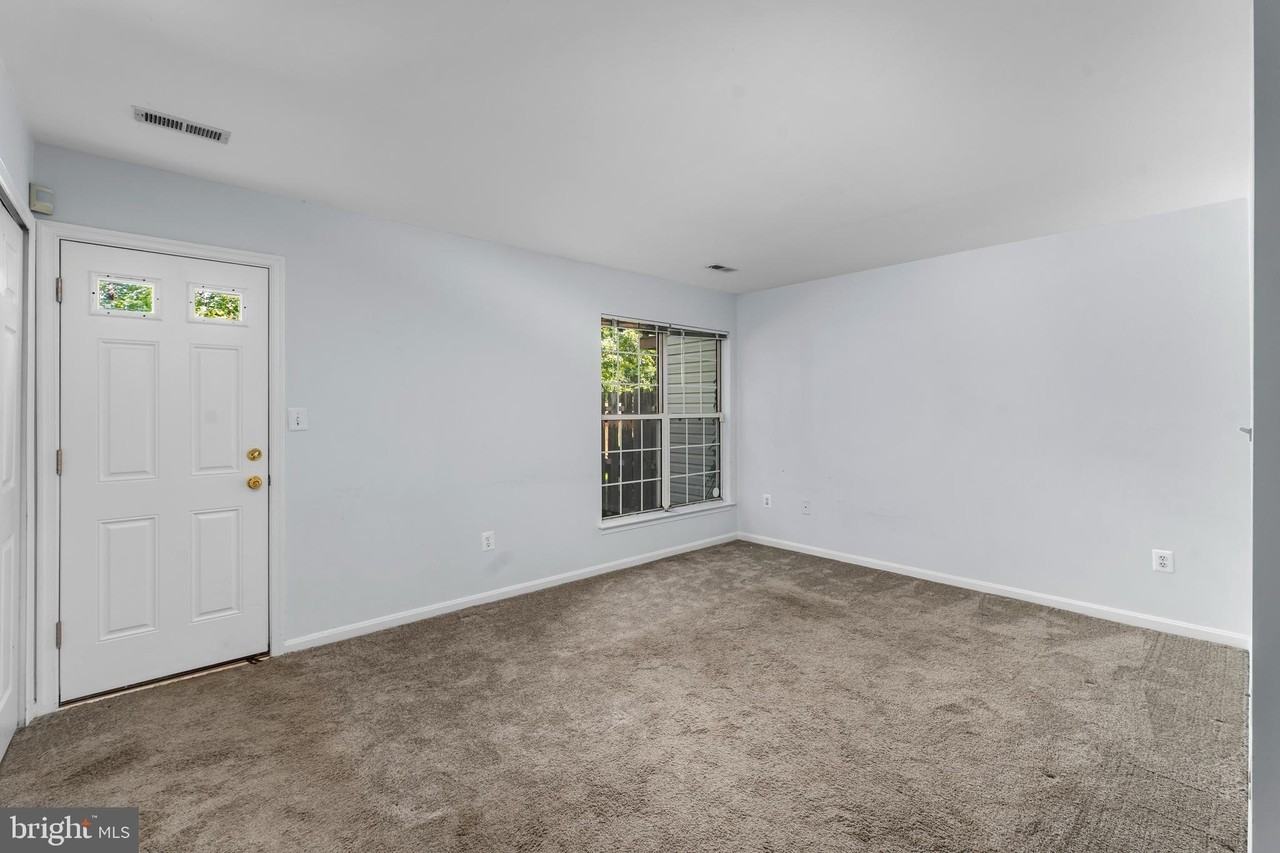 2204 Commissary Cir - Photo 7 of 32