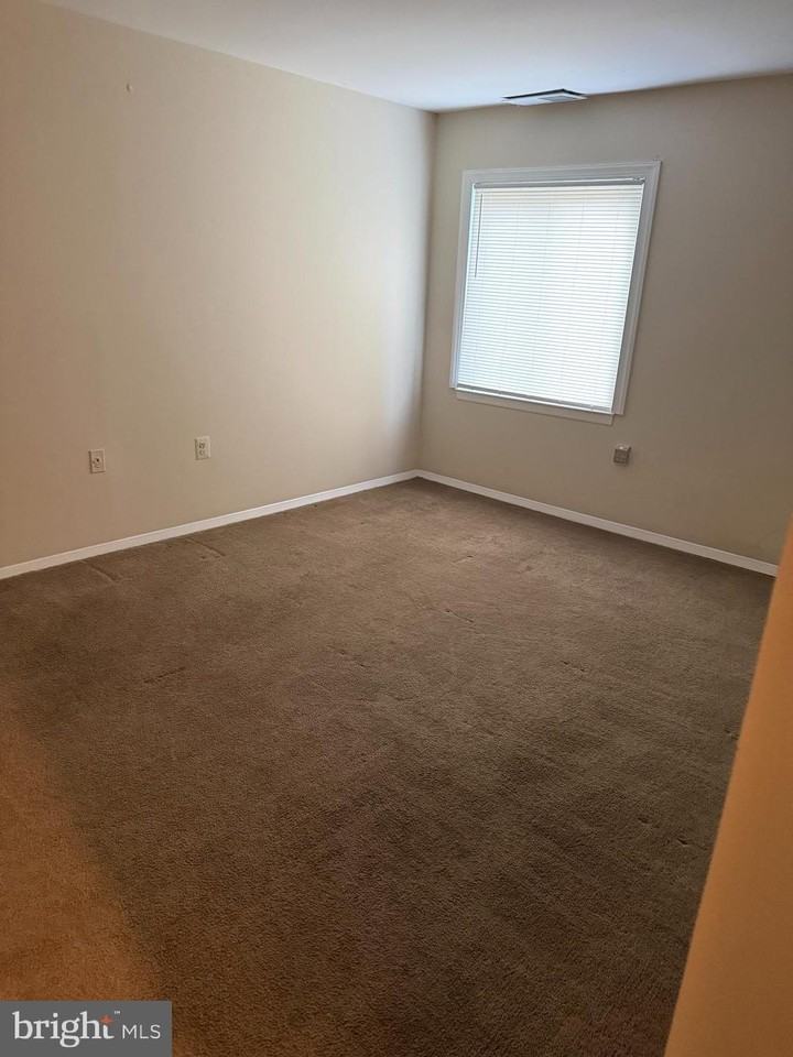 418 Girard St Apt 302 #302 - Photo 3 of 17