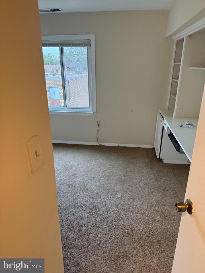 418 Girard St Apt 302 #302 - Photo 4 of 17