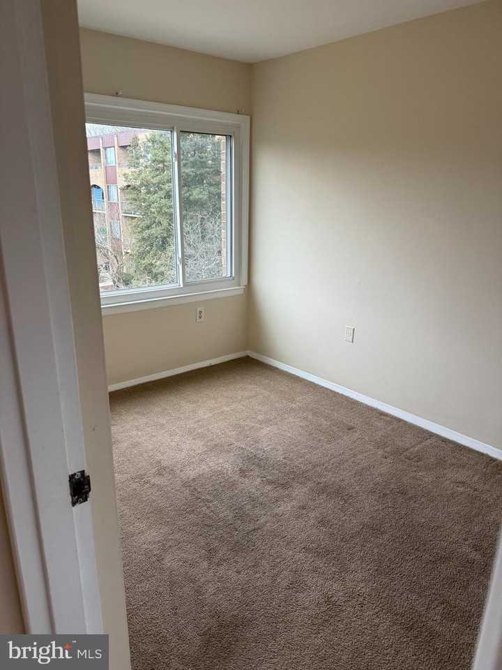 418 Girard St Apt 302 #302 - Photo 5 of 17