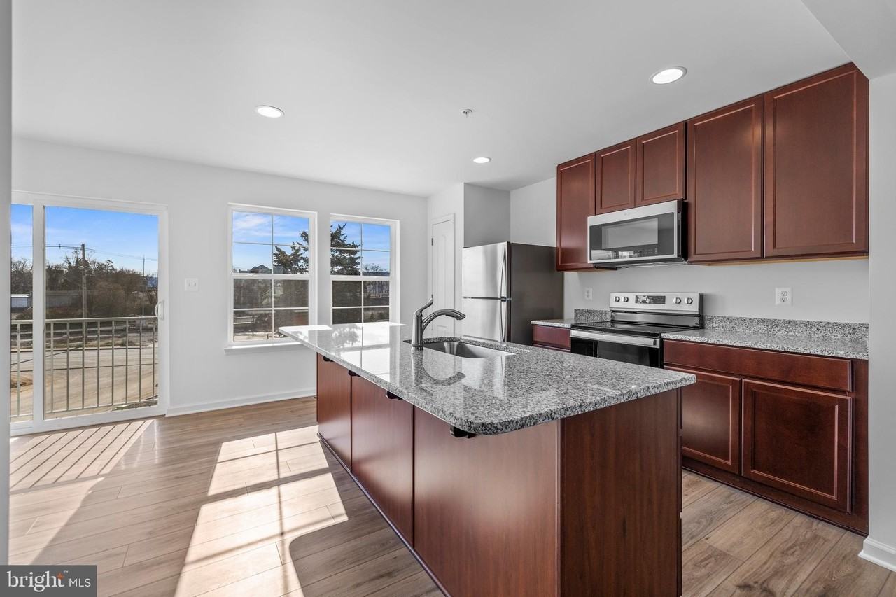 456 Peleton St - Photo 7 of 27