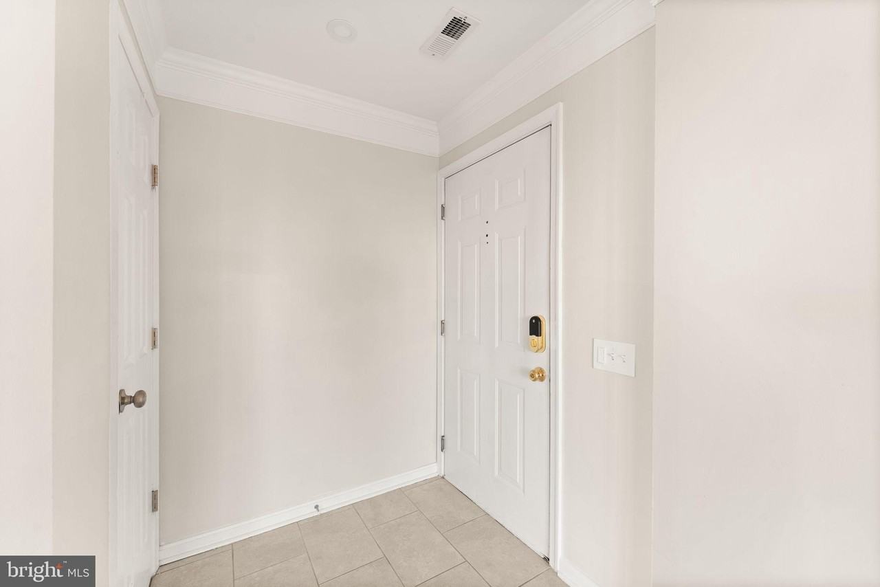 46956 Courtyard Sq Unit 300 #300 - Photo 4 of 44