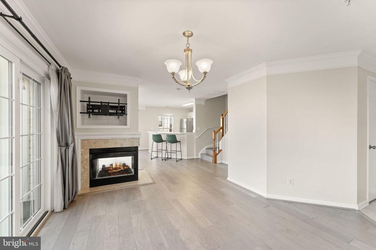 46956 Courtyard Sq Unit 300 #300 - Photo 5 of 44