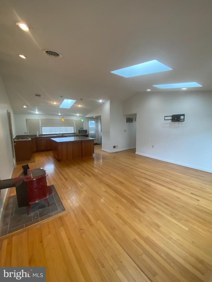 1030 Georgia Ave - Photo 3 of 23