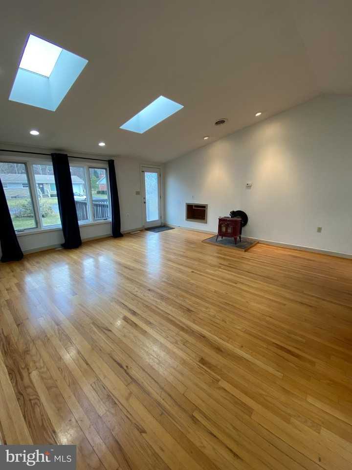 1030 Georgia Ave - Photo 4 of 23