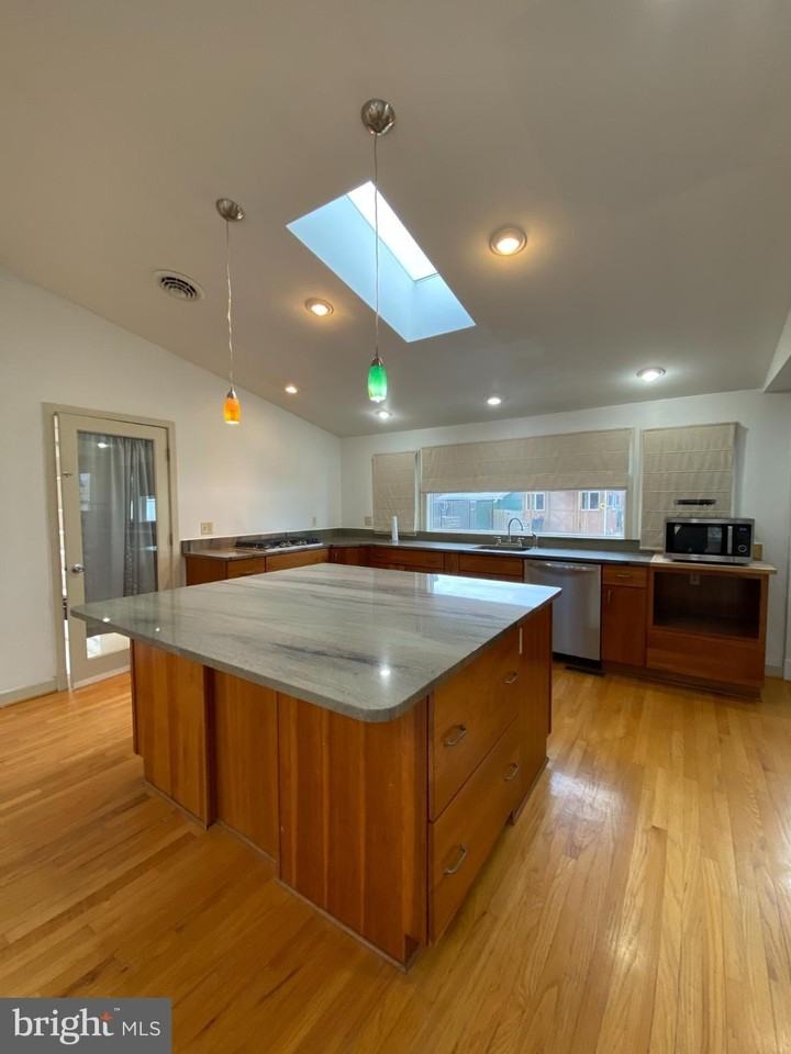 1030 Georgia Ave - Photo 5 of 23