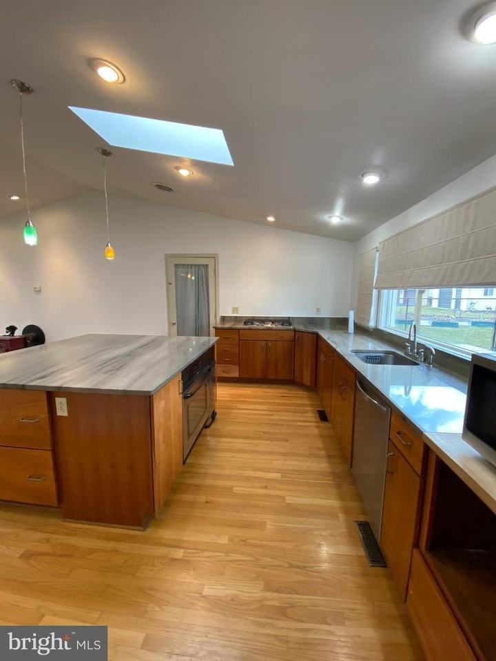 1030 Georgia Ave - Photo 6 of 23