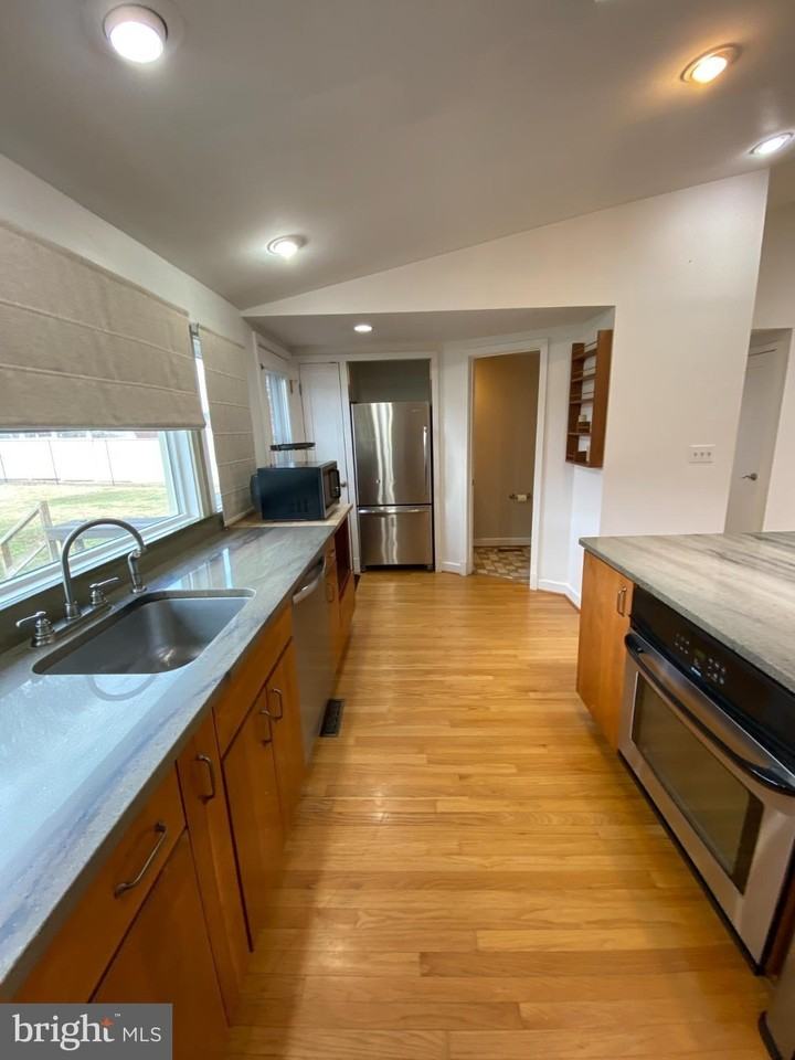 1030 Georgia Ave - Photo 7 of 23