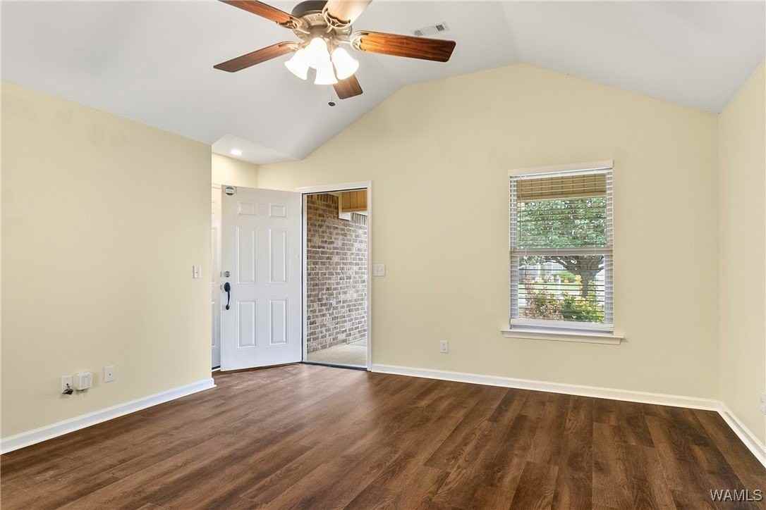 172 Roscommon Rd - Photo 6 of 27