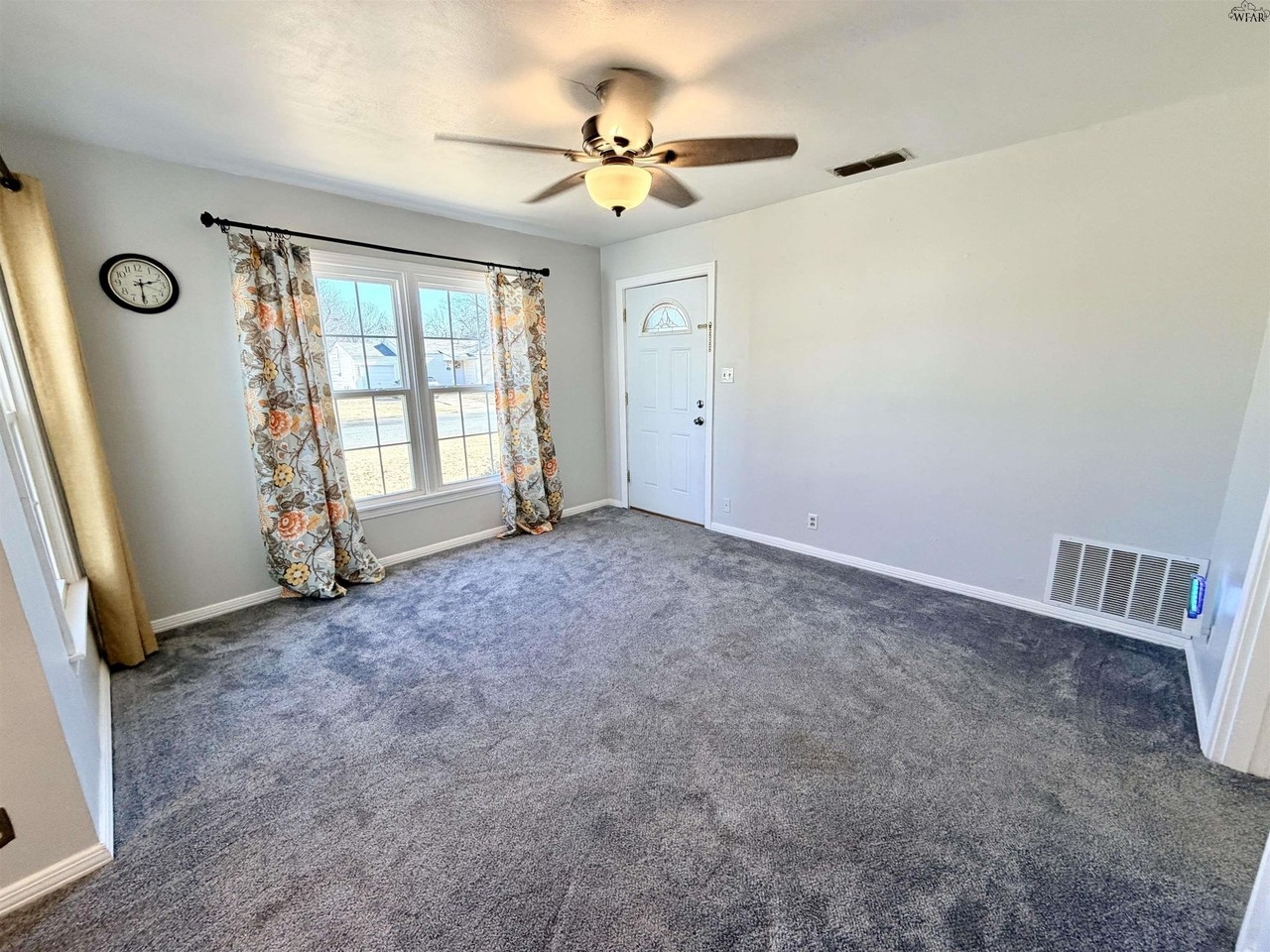 302 Rockwood Dr - Photo 2 of 22