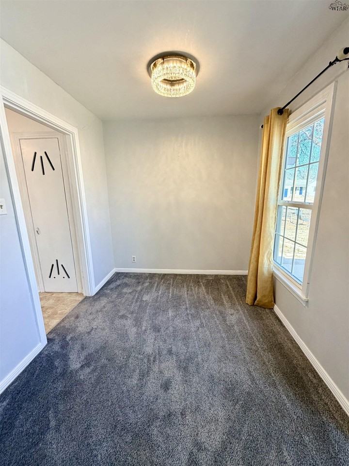 302 Rockwood Dr - Photo 4 of 22