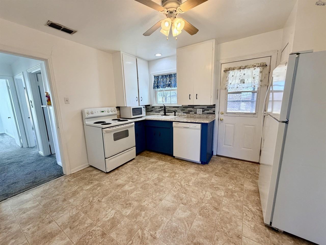 302 Rockwood Dr - Photo 5 of 22